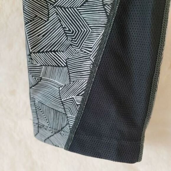Nike Leggings Dri-Fit Capri Running Leggings Size Med Black and Gray Back Pocket - Picture 5 of 8